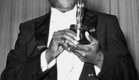Ο σερ Σίντνεϊ Πουατιέ υπήρξε ο πρώτος μαύρος ηθοποιός του Χόλυγουντ που κέρδισε Όσκαρ Α’ Ανδρικού Ρόλου.