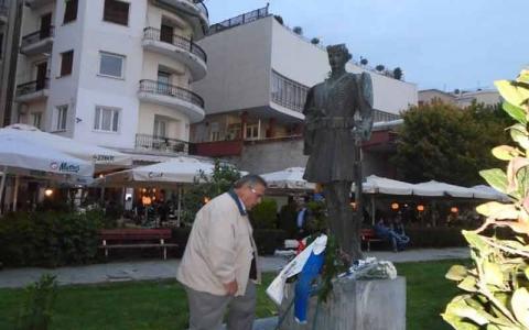18.10.2015: Ο Γιάννης Κουριαννίδης καταθέτει στεφάνι στο μνημείο του Παύλου Μελά.